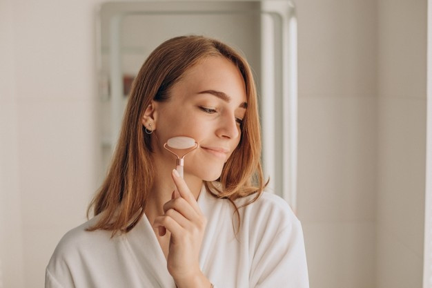 Selain Mengencangkan Kulit, Inilah Manfaat dan Cara Menggunakan Face Roller